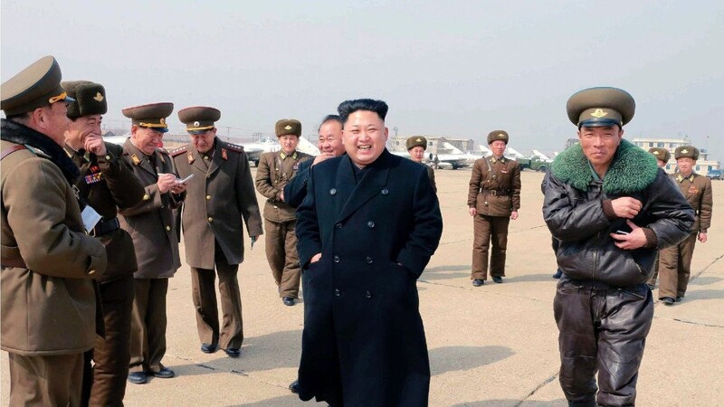 Kim Jong-un bei der Inspektion einer Air-Force Einheit