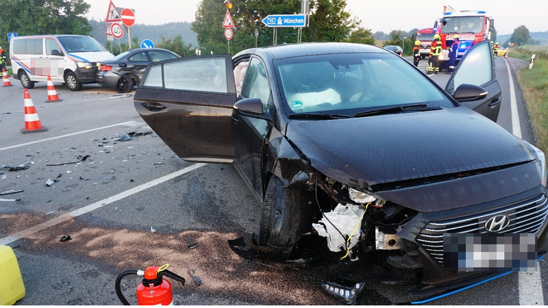 Bei dem Unfall bei Regensburg wurde ein 25-jähriger Autofahrer verletzt.