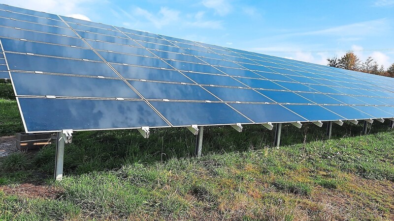 Die Stadt Roding hat die Rahmen gesteckt, unter welchen Bedingungen Photovoltaik-Anlagen dieser Art errichtet werden dürfen. Diese steht übrigens im Landkreis Cham, in Hetzmannsdorf.