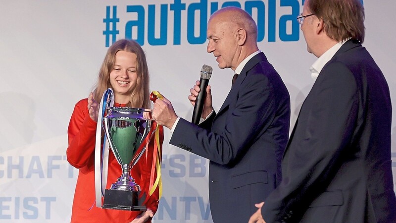 DFB-Präsident Bernd Neuendorf übergibt den Pokal an Amelie Zimmermann.