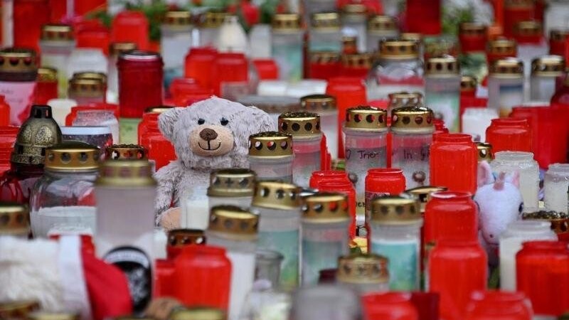 Unzählige Kerzen sollen in Trier an die Opfer der Amokfahrt erinnern. Ein Mann war mit seinem Auto durch die Fußgängerzone gefahren und hatte dabei fünf Menschen getötet und viele verletzt.