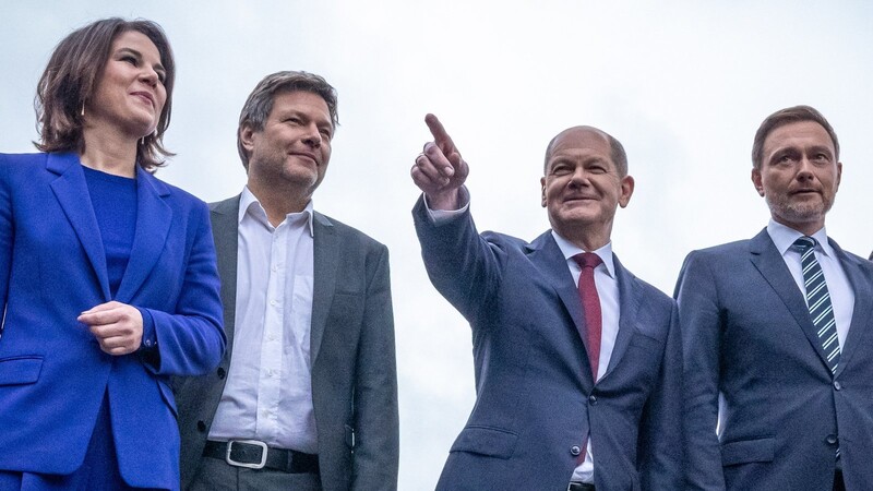 In Deutschland regiert jetzt ein Dreier-Bündnis aus Grünen, FDP und SPD. Annalena Baerbock (Grüne) ist Außenministerin, ihr Parteikollege Robert Habeck ist Wirtschaftsminister, Olaf Scholz (SPD) ist neuer Bundeskanzler und Christian Lindner (FDP) hat für sich das Finanzministerium beansprucht.