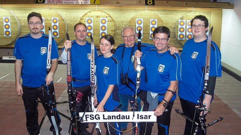 Die erste Mannschaft der FSG Landau: (v.l.) Peter Fraus, Bernd Labermeier, Melanie Auer, Klaus Wallner (Coach), Stefan Opeltz und Maximilian Steinbeißer.