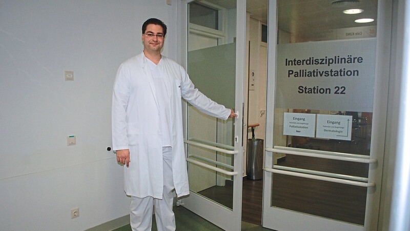Die Pforte zur Schmerzlinderung: Dr. Michael Rechenmacher am Eingang der Palliativstation.