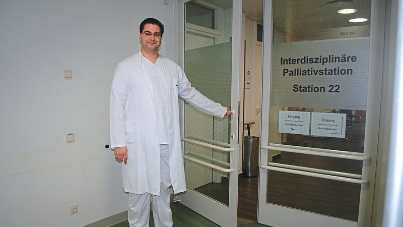 Die Pforte zur Schmerzlinderung: Dr. Michael Rechenmacher am Eingang der Palliativstation.