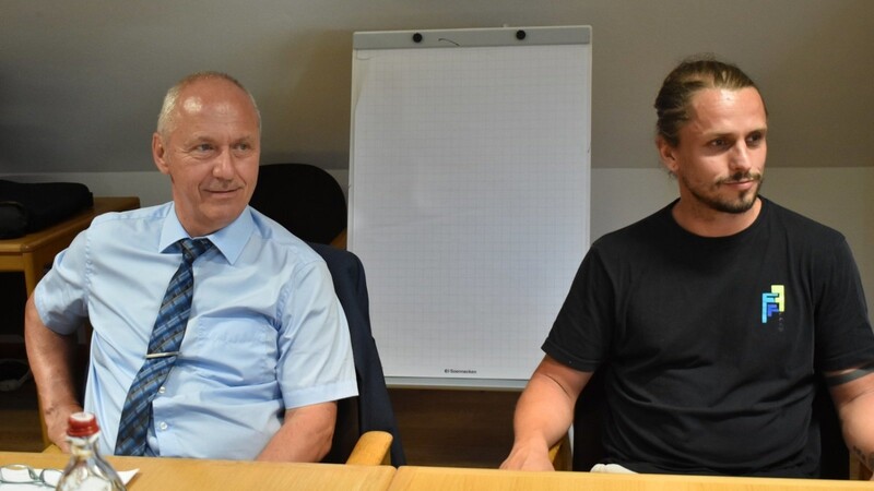 Der neue Jugendpfleger Florian Koller (rechts) wurde von Bürgermeister Josef Reff in der Gemeinderatssitzung den Gremiumsmitgliedern vorgestellt.
