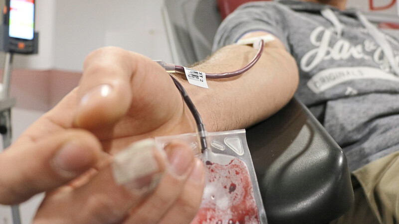 Höchstens 15 Minuten darf eine Blutspende dauern, sonst gerinnt das Blut. Das Pflaster am Finger hat jeder Spender: Hier wurde der Hämoglobinwert gemessen.