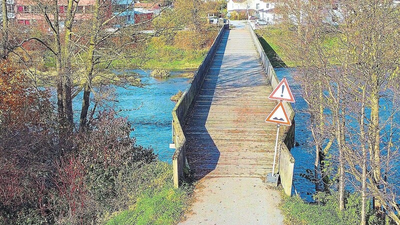 Die Holzbohlen der ehemaligen Eisenbahnbrücke in Miltach sind marode, es mussten schon Warnschilder aufgestellt werden.