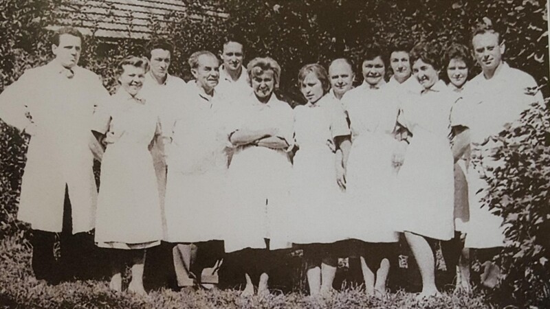 MUDr. Věra Broulová (Siebente von rechts) im Kreis ihrer Kollegen der zahnmedizinischen Ambulanz in Čeladná am Fuße der mährisch-schlesischen Beskiden.