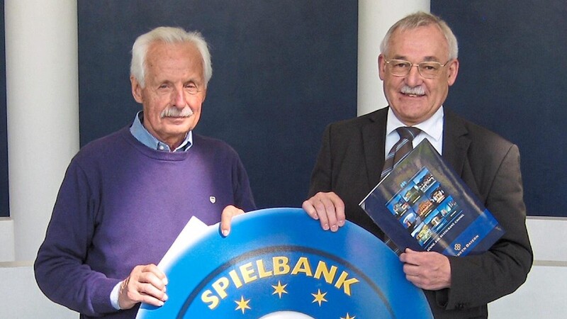Den Erlös aus zwei Spieltischaktionen durfte Arnfried Lausch von Spielbankdirektor Klaus Schleicher in Empfang nehmen.