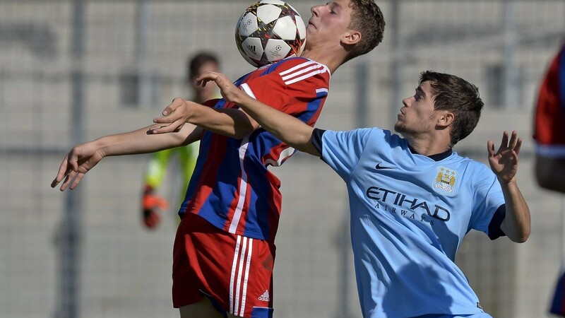 Für den FC Bayern war Marco Pfab (links, hier beim Spiel gegen Manchester United) auch in der UEFA Youth League am Ball. (Foto: imago)