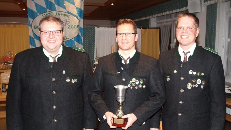 Den Pokal vom Anfangsschießen bekam Martin Hartinger (Mitte) von Rainer Schwarzbözl (r.) und Michael Erlinger überreicht.