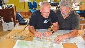 LBV-Umweltzentrumsleiter Markus Schmidberger (links) und LBV-Kreisvorsitzender Karl-Heinz Schindlatz messen auf Karten den kleinen Radius der Fundstellen aus. Alle acht toten Greifvögel wurden im Umkreis von nur einem Kilometer gefunden.