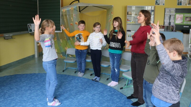 Daniela Schneider mit den Kindern beim Üben. Das Gestikulieren erleichtert das Einprägen des Textes.
