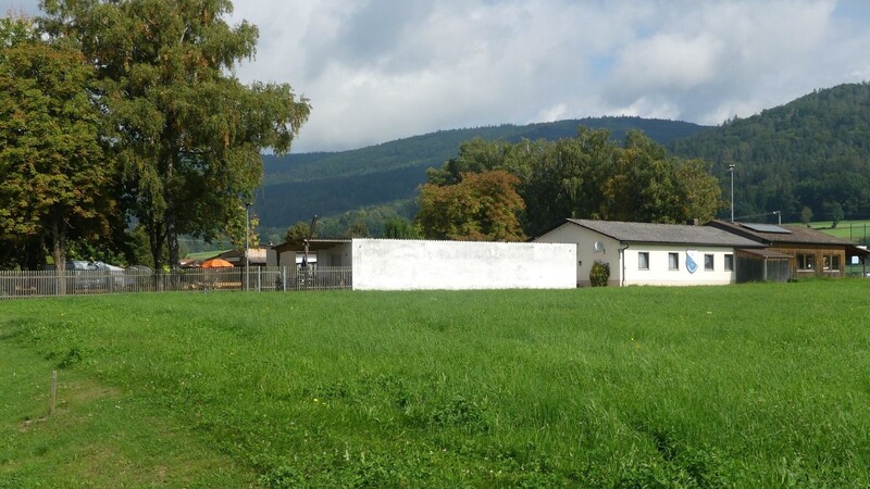 Zwei Gebäude am ehemaligen Freibadgelände (links neben Sportheim) sollen abgerissen werden.