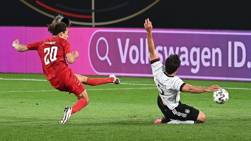Der Däne Yussuf Poulsen (l.) erzielte den 1:1-Ausgleich im Testspiel zwischen Deutschland und Dänemark. Mats Hummels im deutschen Trikot (r.) konnte den Treffer nicht verhindern.