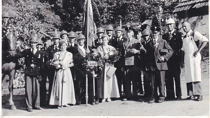 Gruppenfoto der Feuerwehr Birnbrunn, rechte Fahnenbegleiterin ist Amalie Kerner; im Bild rechts ist Gastwirt Josef Kienberger und neben ihm im weißen Helm der 1. Kommandant Josef Holzapfel.