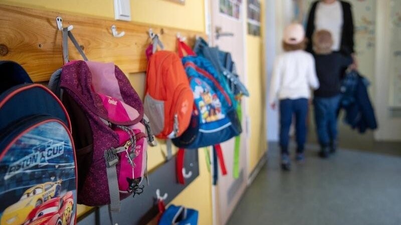 Kinderrucksäcke hängen im Eingangsbereich einer Kita. Foto: Monika Skolimowska/dpa-Zentralbild/dpa/Symbolbild