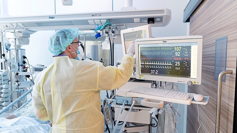 Die Krankenhäuser in Regensburg (hier die Intensivstation von Sankt Josef) rechnen wegen Omikron mit zunehmenden Patientenzahlen.