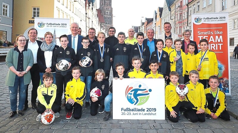 Umringt von den kleinen Kickern der Spielvereinigung Landshut und des TSV Auloh stellten die Organisatoren der Fußballiade mit BFV-Präsident Rainer Koch (Zweiter von links) gestern bei einer Pressekonferenz das Programm vor.