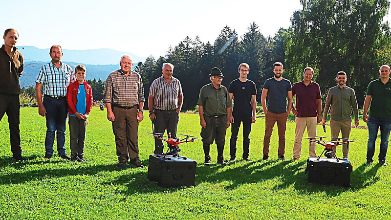 Vereinsmitglieder und Jagdpächter bei der Übergabe der Drohnen an die Vorsitzenden Elias und Adrian Riedl (Zweiter und Vierter von rechts)