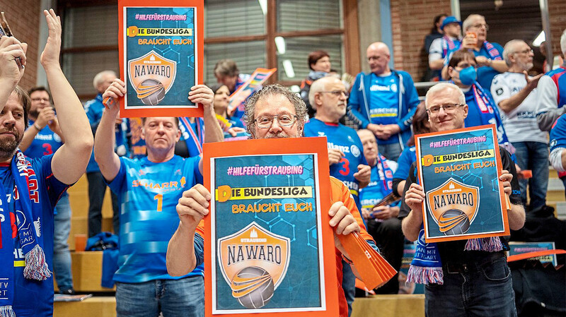 Solidaritätsbekundung einiger mitgereister Stuttgarter Fans in der Turmair-Volleyballarena für NawaRo Straubing.