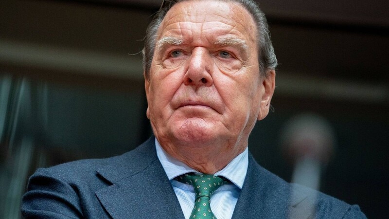 Altkanzler Gerhard Schröder soll angeblich nach Moskau gereist sein.
