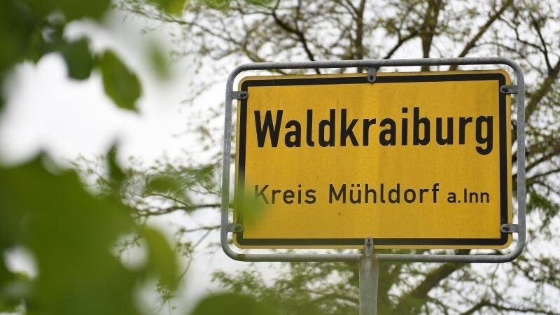 Das Ortschild von Waldkraiburg ist am Ortseingang zu sehen.