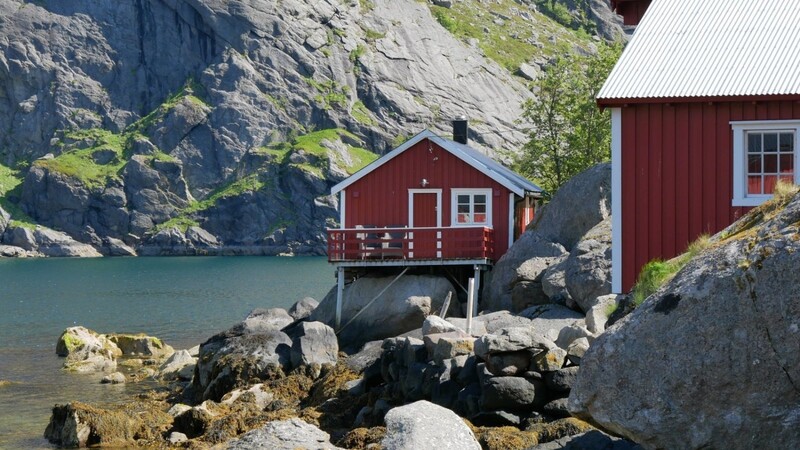 Spitze Felsen und rote Fischerhütten am Meer. So stellt man sich Norwegen vor. Die Literatur aus diesem Land steht im Mittelpunkt der Frankfurter Buchmesse.