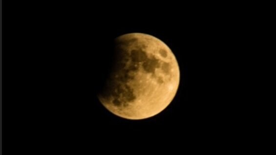 Dieses Foto von der partiellen Mondfinsternis hat Stefan Frisch in Lam (Bayerischen Wald) aufgenommen.