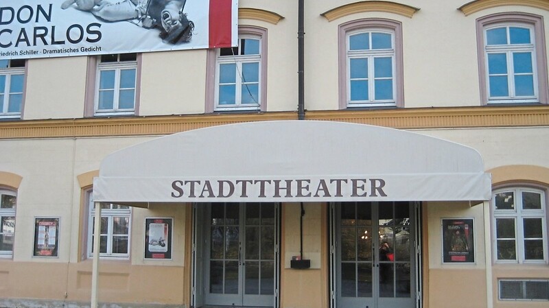 Premieren im alten Stadttheater gelten mittlerweile als historische Ereignisse. Im Theaterzelt läuft mittlerweile die achte Spielzeit.
