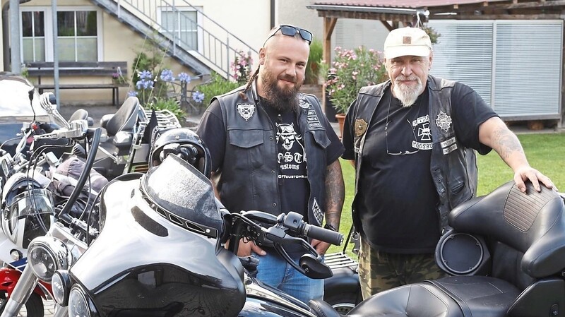 Adam Golec (l.) mit seiner 480 Kilo schweren Harley Davidson beim Trust MC nach der Rückkehr mit Chapter-Chief "Asche".