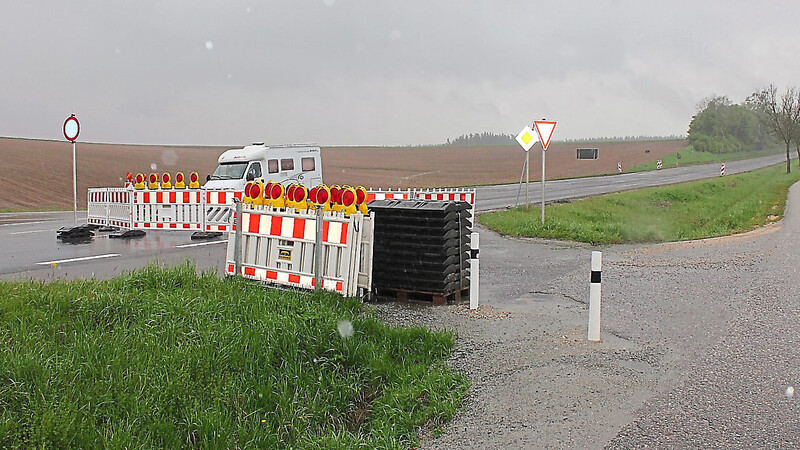 Trotz Straßensperre fuhr ein bislang unbekannter Mercedes-Fahrer am Dienstag bei Zeitlarn (Kreis Regensburg) in den Baustellenbereich und verletzte dort einen Bauaufseher. (Symbolbild)