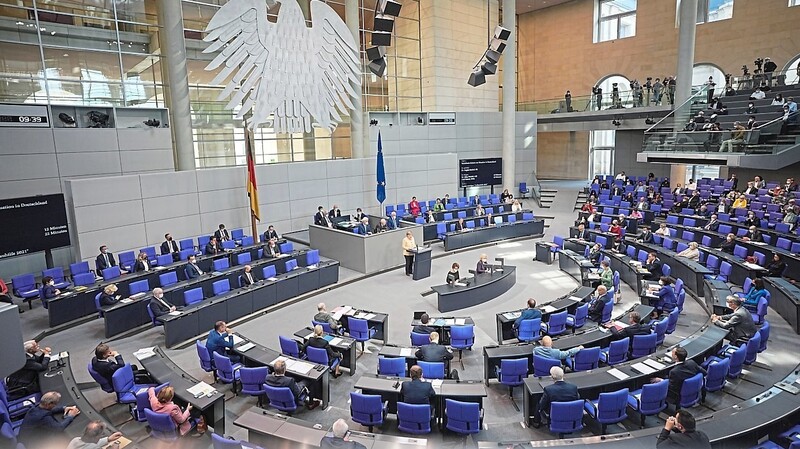 Ein XXL-Bundestag könnte das Parlament weniger arbeitsfähig machen - und kostet Geld.
