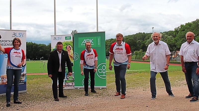 Von links: Sportbürgermeisterin Astrid Freudenstein gab den Startschuss für den ersten virtuellen Altstadtlauf für Thomas Stigler (Organisation), Gerd Baumann (Sparda Bank), Gerhard Linder (AOK), Franz Hohenleutner und Helmut Luderer (BLSV).