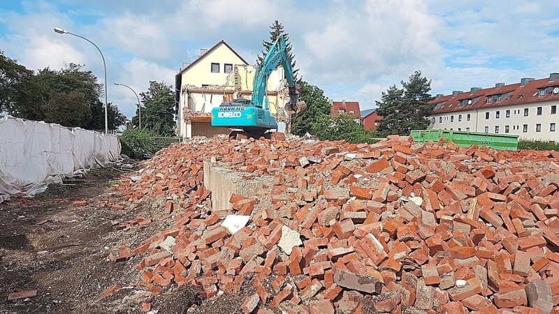 Seit November stand der Wohnblock an der Oberndorferstraße schon leer, jetzt ist er schon zum Teil abgerissen und weicht einem Neubau.