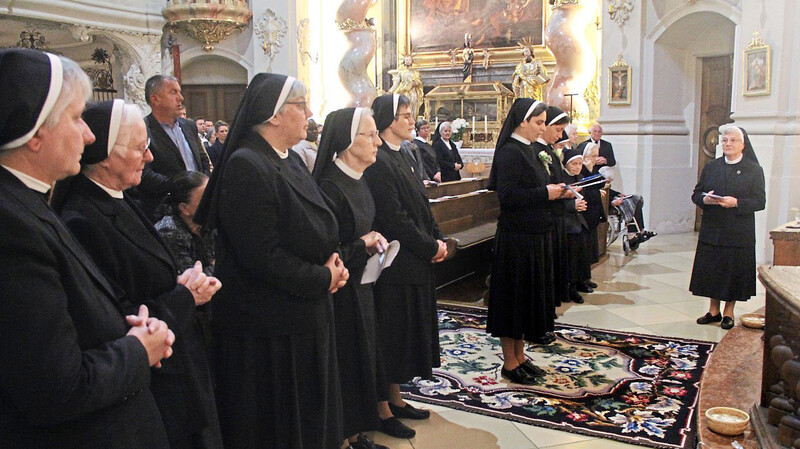 Während der Ablegung der Ewigen Profess stellten sich die Schwestern des Ursulinenordens unter Leitung von Oberin Schwester Judith Reis (rechts) neben den beiden auf.