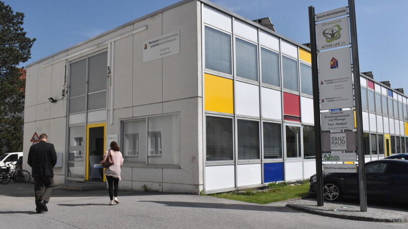 In frischer farbiger Pracht präsentiert sich die Montessori-Fachoberschule - das ehemalige Verwaltungsgebäude der Bekleidungsfirma Zeiler.