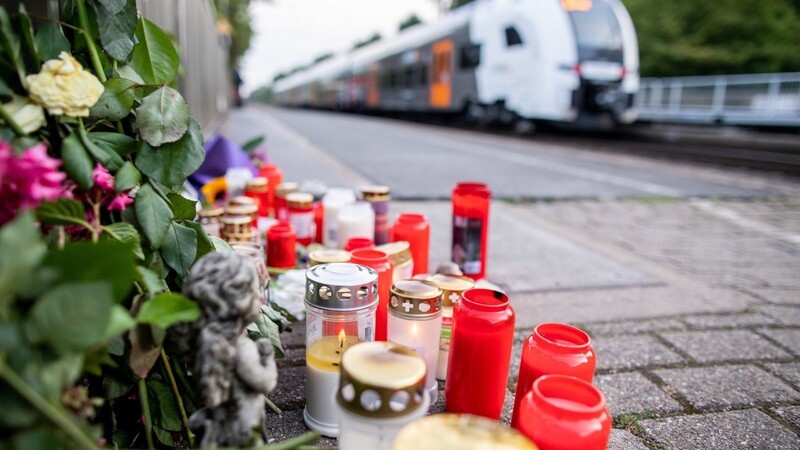 Blumen und Kerzen stehen an Gleis eins am Bahnhof. Ein Mann hat hier am 20.07.2019 eine ihm völlig unbekannte 34-Jährige vor einen einfahrenden Zug gestoßen und somit getötet.