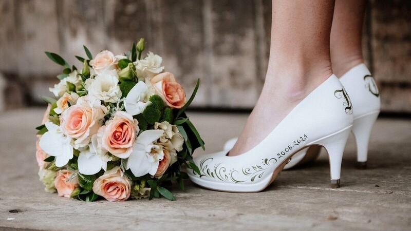 Ausgefallene Brautschuhe mit Verzierung liegen bei Hochzeiten im Trend. Nicht alle Modelle bleiben so schlicht.