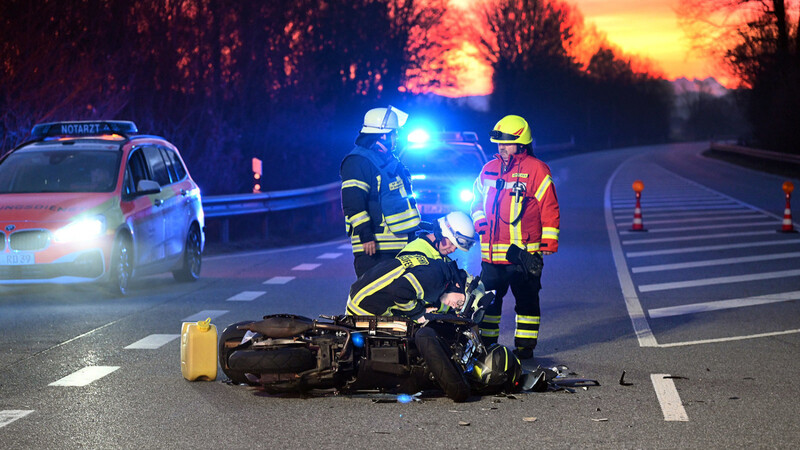 Der Rollerfahrer musste nach dem Unfall mit einem Rettungshubschrauber in ein Krankenhaus geflogen werden.