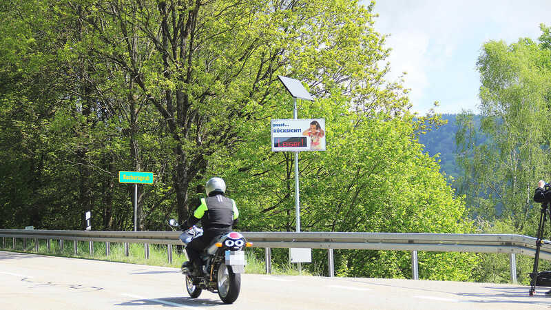 Oft sind Motorräder zu laut. Das merken auch Bewohner des Landkreises Straubing-Bogen. In Sankt Englmar und Neukirchen gibt es seit fünf Jahren Motorradlärmdisplays, die die Fahrer auf ihr Verhalten hinweisen.