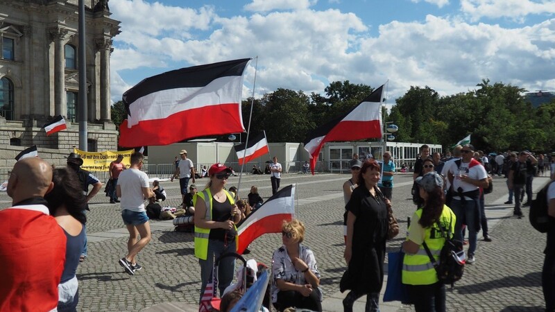 Der Aufmarsch in Schwarz-Weiß-Rot vor dem Reichstag. Laut offiziellen Angaben gehörte er nicht zu der Demo-Veranstaltung auf der Straße des 17. Juni.