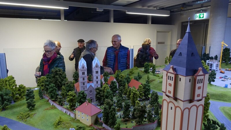 Im November vergangenen Jahres ging es für die Teilnehmer ins Blue Brix nach Straubing. Dort gab es nicht nur die Modellanlagen zu bestaunen, sondern auch virtuelle Achterbahnfahrten.