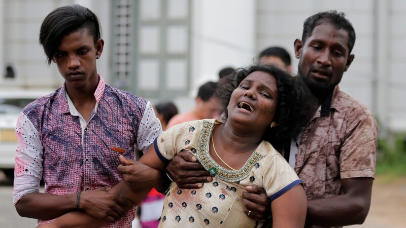 Trauernde Verwandte vor einer Leichenhalle in Colombo. Bei der verheerenden Anschlagsserie auf Kirchen und Hotels sind zahlreiche Menschen verletzt und getötet worden.