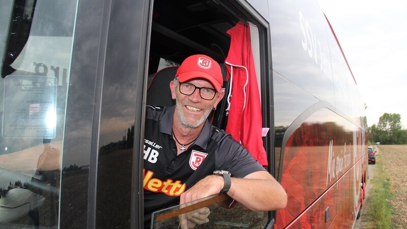 Seit mehr als zehn Jahren fährt Bernie Hollauer aus Ganacker den Mannschaftsbus des Fußball-Aushängeschilds Ostbayerns.