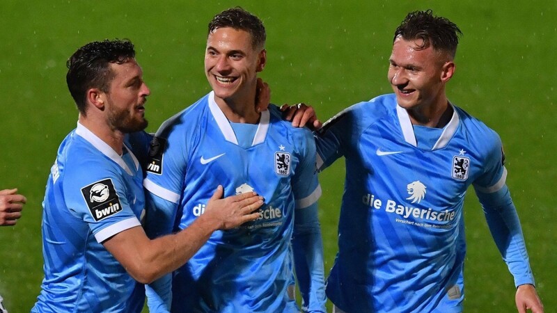 Die "Löwen" um Dennis Dressel (Mitte) bejubeln die Führung im Derby gegen die SpVgg Unterhaching.
