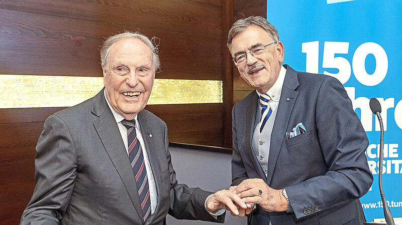 Goldener Ehrenring: TU-Präsident Wolfgang A. Herrmann verleiht die hohe Auszeichnung an Dr. Hermann Balle.
