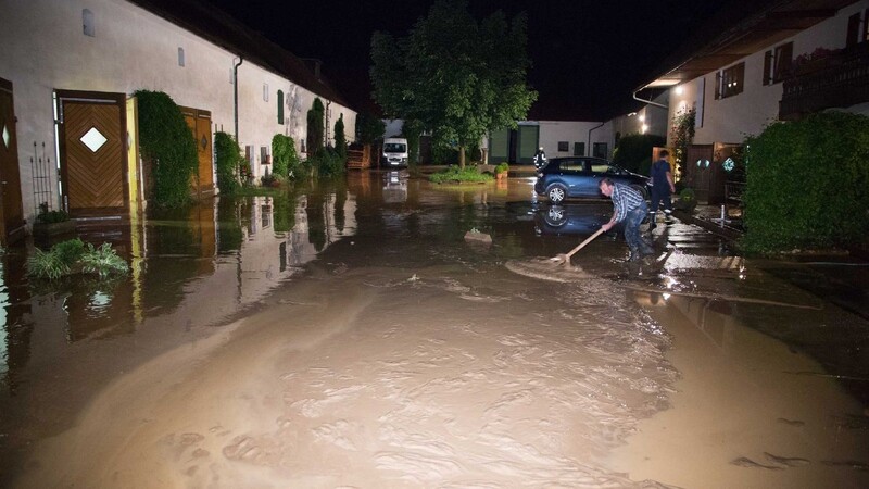 Der Landkreis Landshut wurde von dem Unwetter schwer getroffen: Besonders überflutete Straßen und vollgelaufene Keller machten den Einsatzkräften zu schaffen.