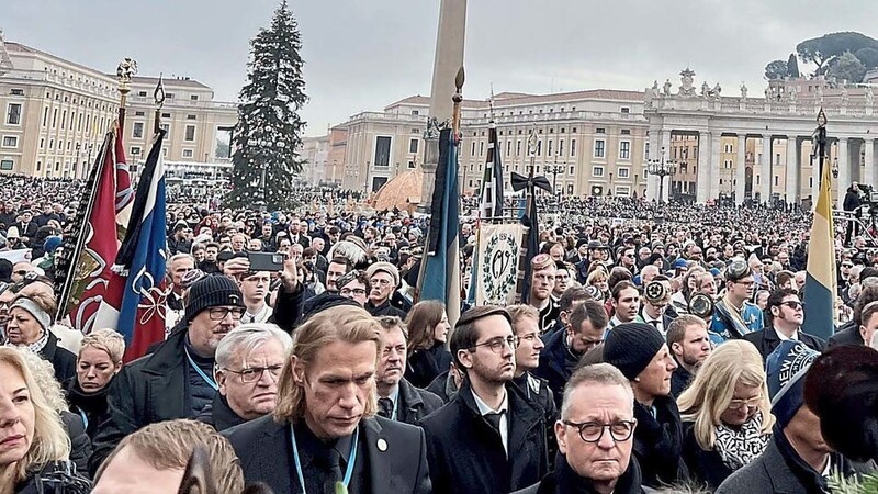 Beeindruckend fand OB Markus Pannermayr die große Anzahl der Menschen am Petersplatz, die eine große Gemeinschaft bildeten, beim Gedenkgottesdienst für Benedikt XVI.